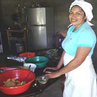 Doña beatriz haciendo nacatamales