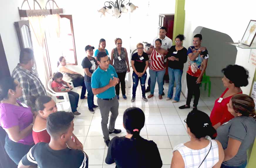 Dinámica rompe hielo con participantes