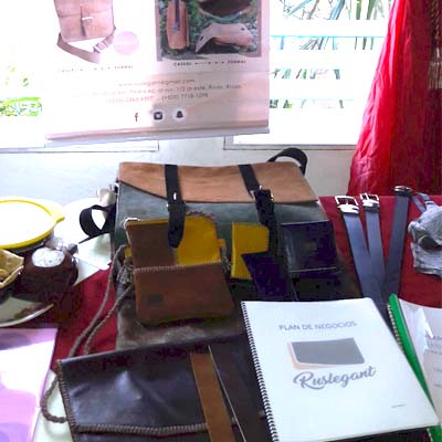 Productos de cuero de uno de los participantes