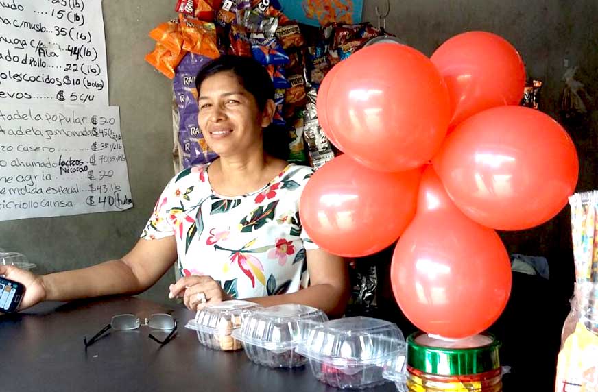 Doña Beatris atendiendo en su mostrador