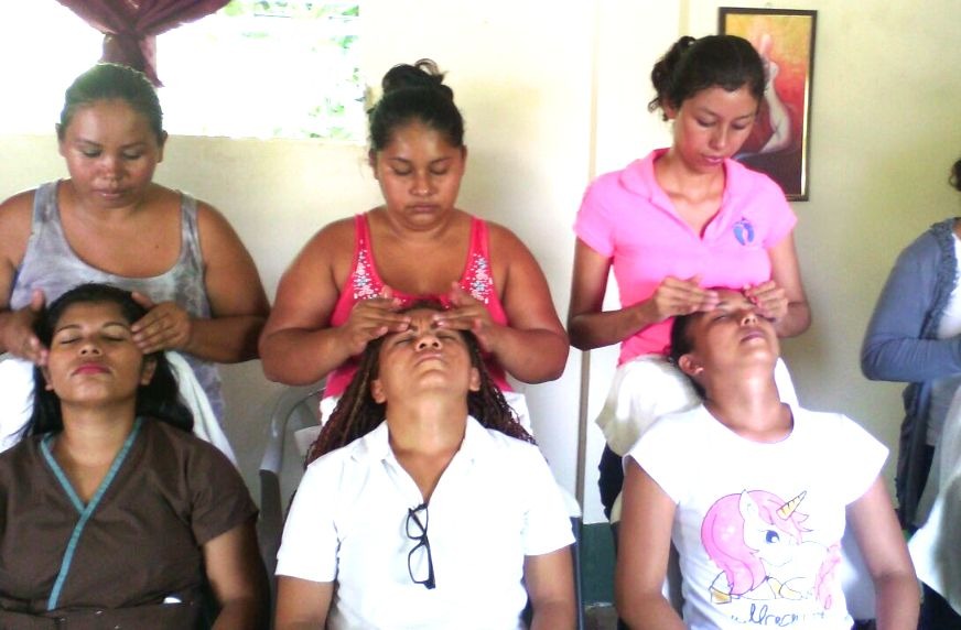 Mujeres realizando masaje facial