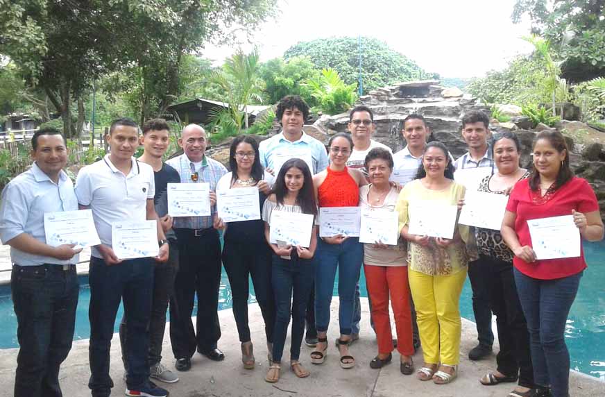 Foto de grupo, personal de FIDES-CAMINA mostrando certificado